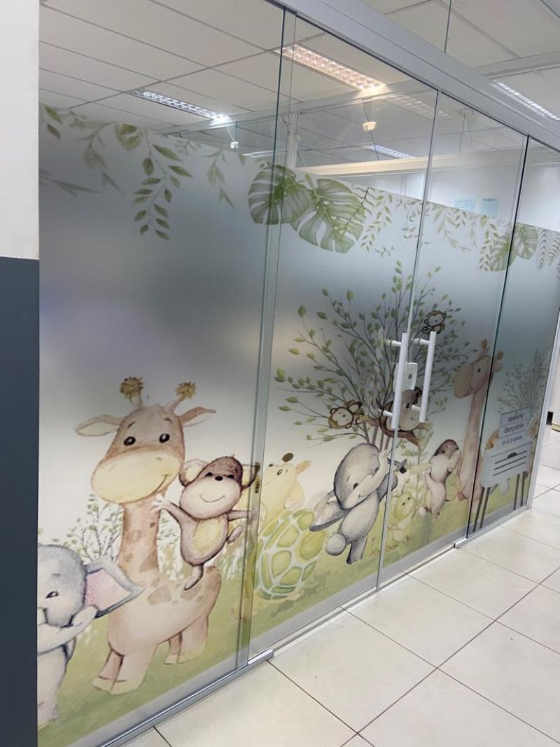 Cobertura de Parede de Vidro com Desenhos Infantis | Adesivos Personalizados 2