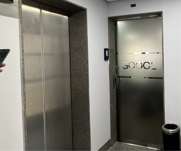 Jateado para Porta de Escritório com Logo Vazado | Adesivos Personalizados