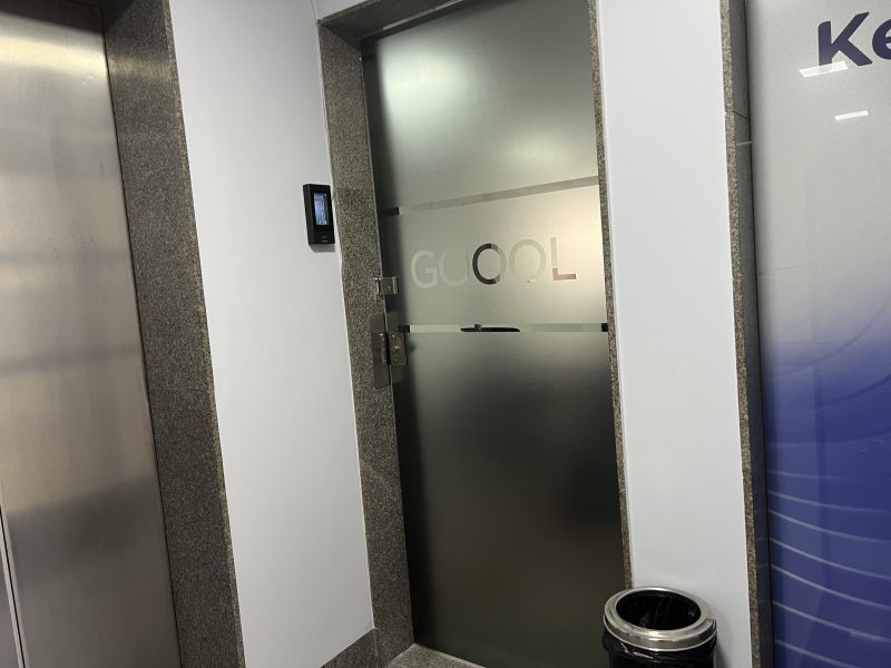 Jateado para Porta de Escritório com Logo Vazado | Adesivos Personalizados 1