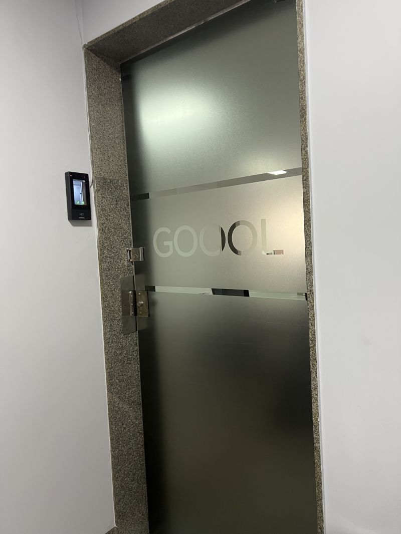 Jateado para Porta de Escritório com Logo Vazado | Adesivos Personalizados 2