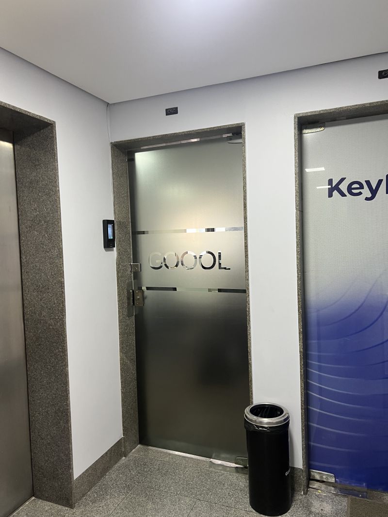 Jateado para Porta de Escritório com Logo Vazado | Adesivos Personalizados 4