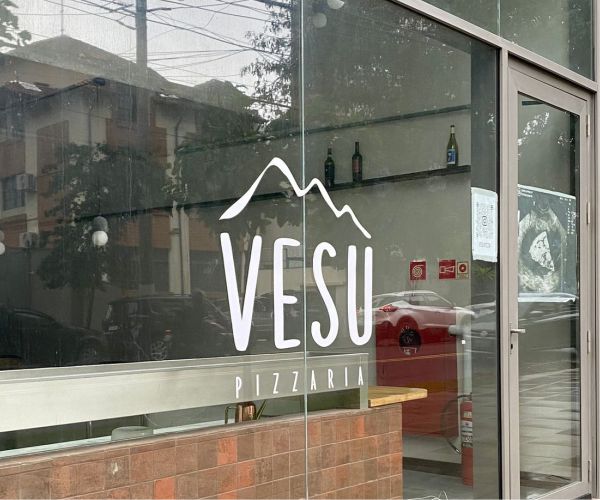 Adesivo para Vitrine de Pizzaria | Comunicação Visual para Empresas