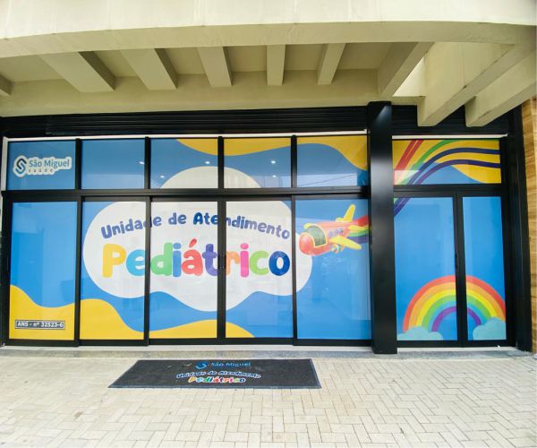 Adesivo perfurado para Porta de Clínica | Comunicação Visual para Empresas