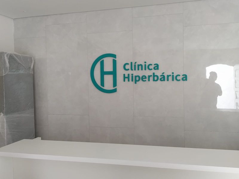 Letreiro para Hospital Clínica | Comunicação Visual para Empresas 1