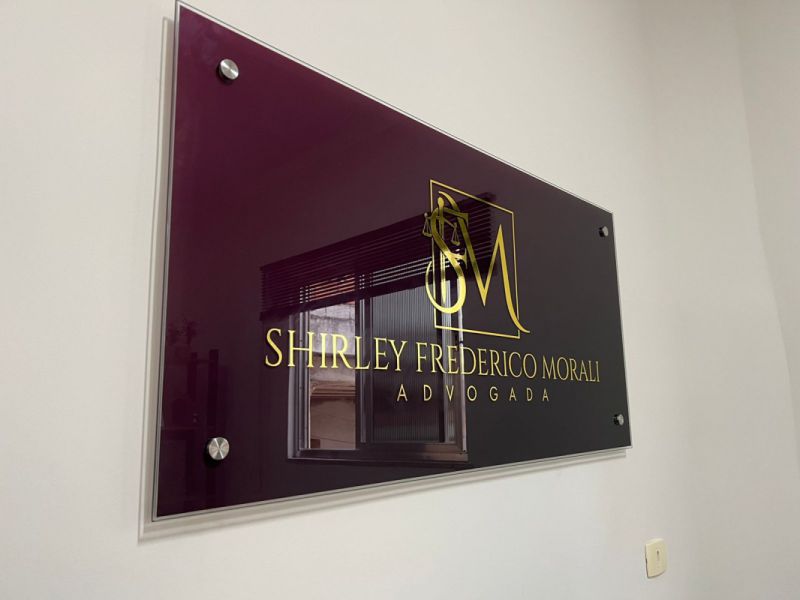 Placa de Advocacia com Logo em Ouro (Dourado) | Comunicação Visual para Empresas 1