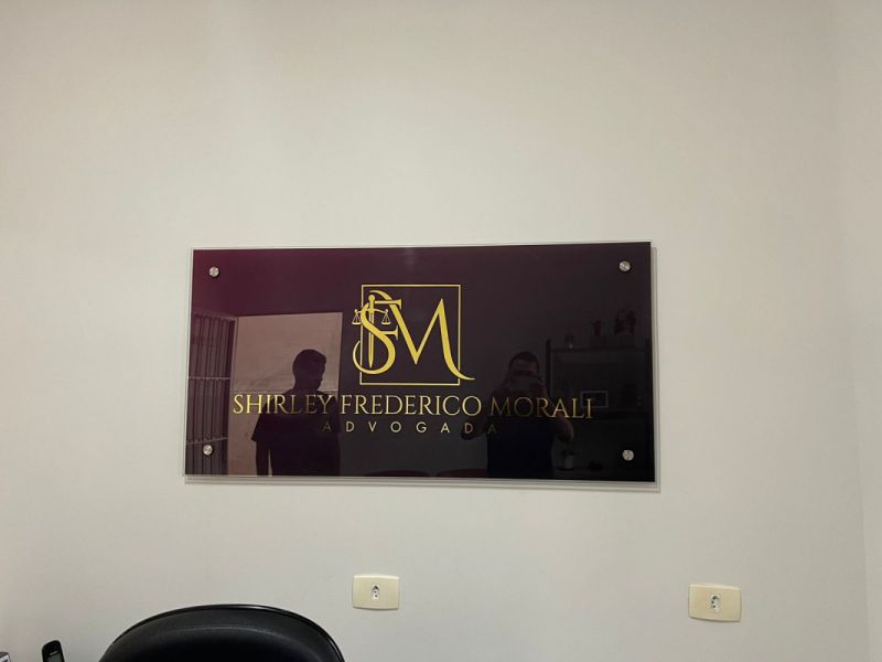 Placa de Advocacia com Logo em Ouro (Dourado) | Comunicação Visual para Empresas 2