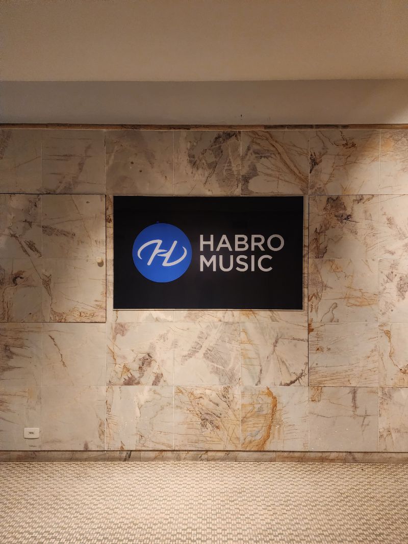 Placa para Companhia Musical na República | Comunicação Visual para Empresas 3