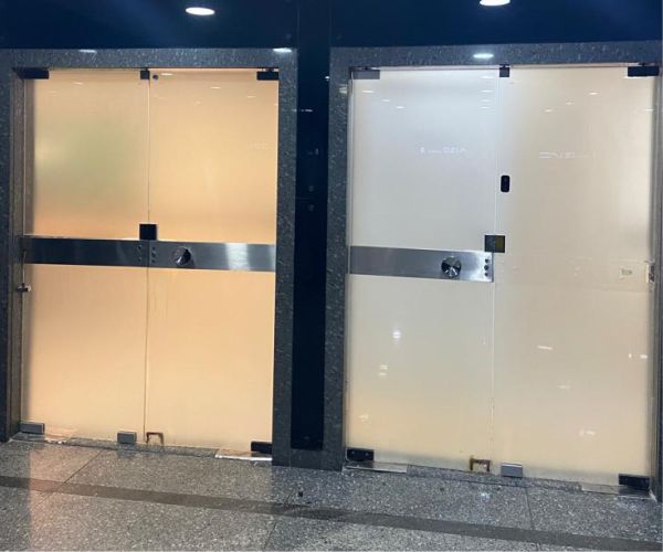 Adesivo Opaco para Porta de Vidro | Decoração de Escritórios