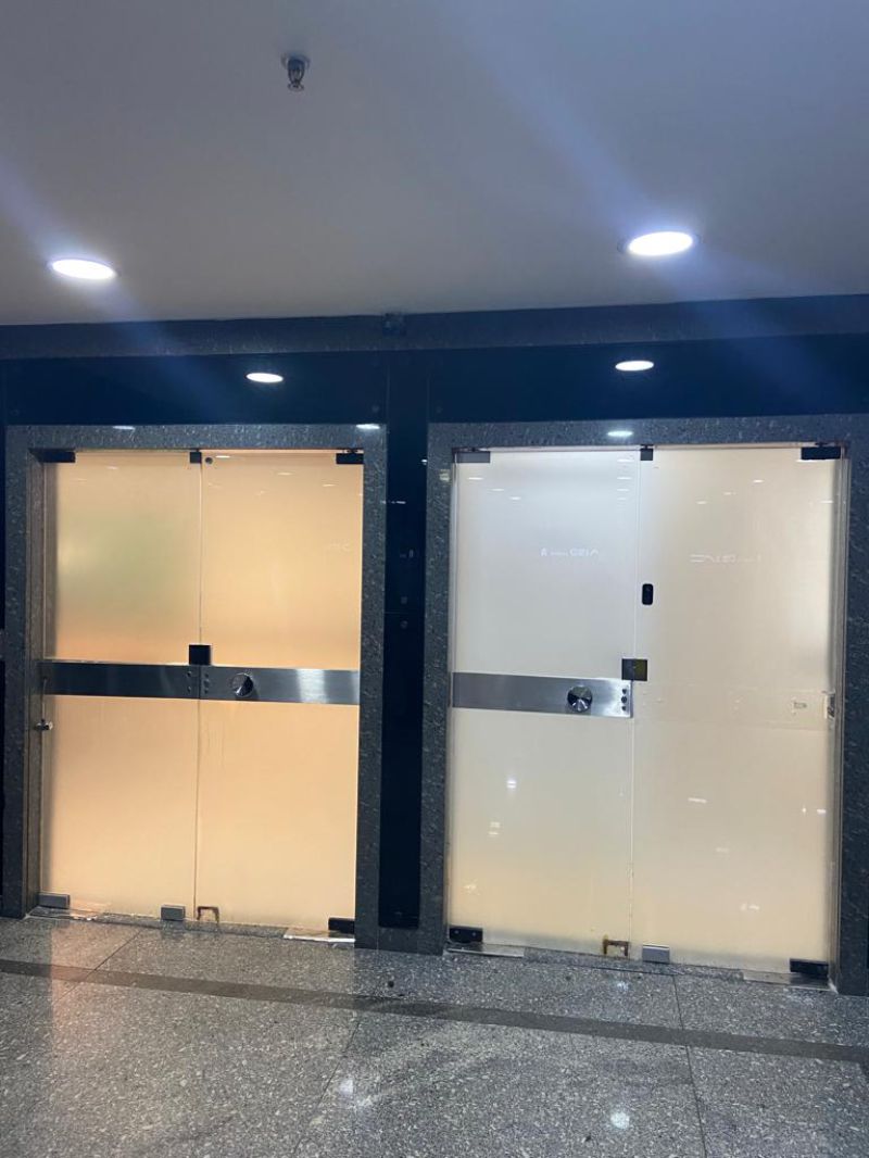 Adesivo Opaco para Porta de Vidro | Decoração de Escritórios 1