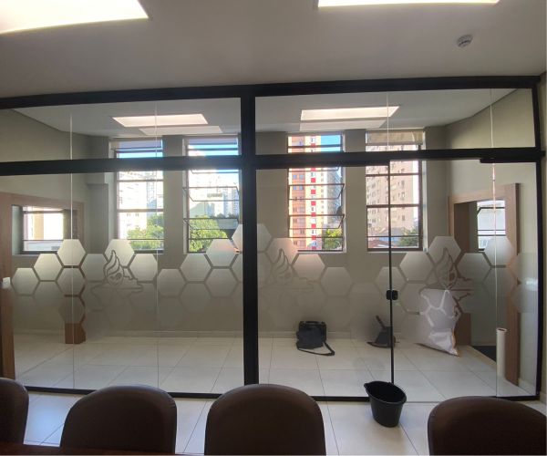 Sala de Reunião com Película Personalizada | Decoração de Escritórios