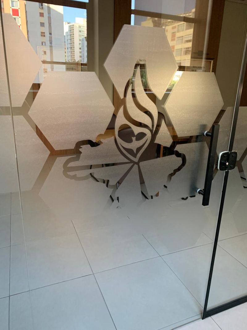 Sala de Reunião com Película Personalizada | Decoração de Escritórios 1