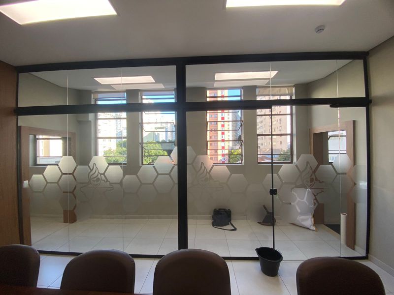 Sala de Reunião com Película Personalizada | Decoração de Escritórios 3