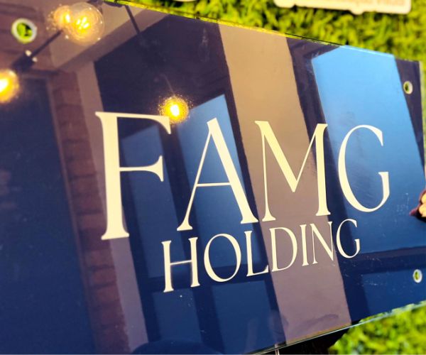 Logo com Fundo Azul em Vidro | Placas Personalizadas