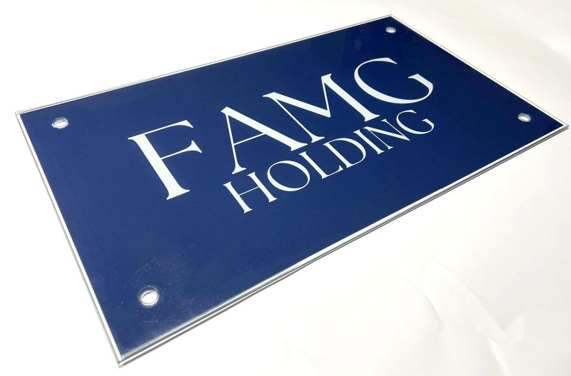 Logo com Fundo Azul em Vidro | Placas Personalizadas 2
