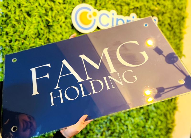 Logo com Fundo Azul em Vidro | Placas Personalizadas 3