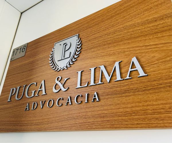 Logotipo de Aço Escovado e Madeira Advocacia | Placas Personalizadas