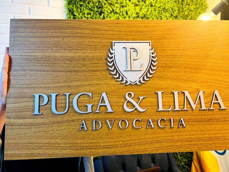 Logotipo de Aço Escovado e Madeira Advocacia | Placas Personalizadas 2