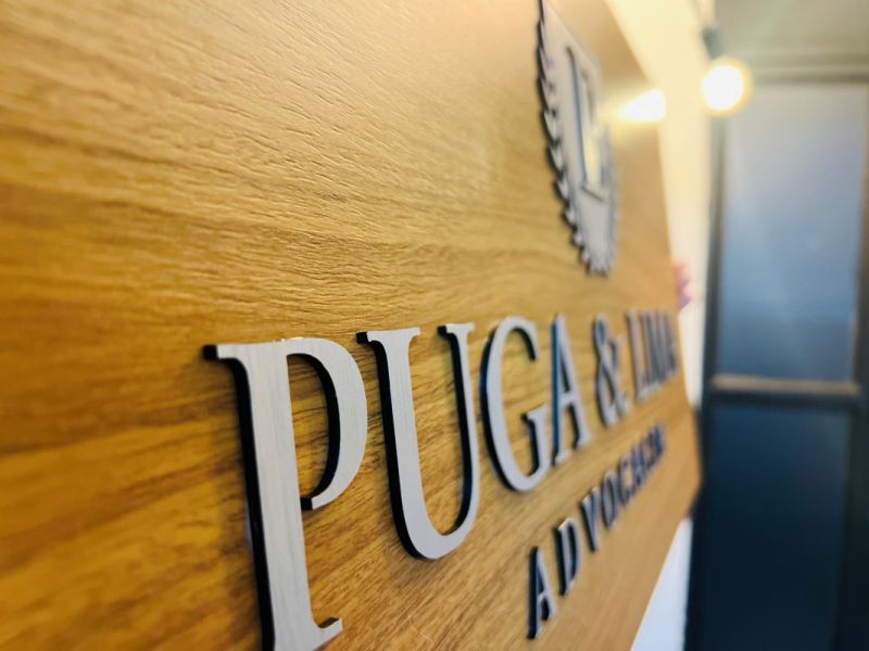 Logotipo de Aço Escovado e Madeira Advocacia | Placas Personalizadas 3
