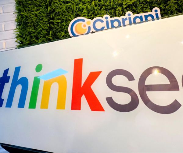 Logotipo em Vidro Colorido e Fundo Branco | Placas Personalizadas