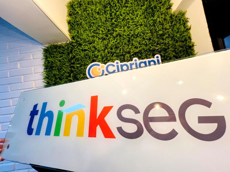 Logotipo em Vidro Colorido e Fundo Branco | Placas Personalizadas 1