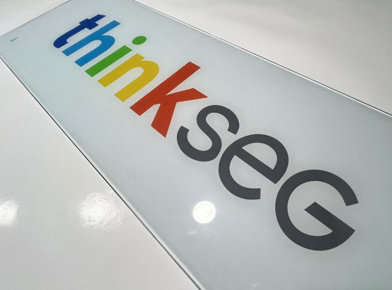 Logotipo em Vidro Colorido e Fundo Branco | Placas Personalizadas 3