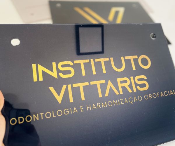 Painel Azul com Logo Dourado | Placas Personalizadas