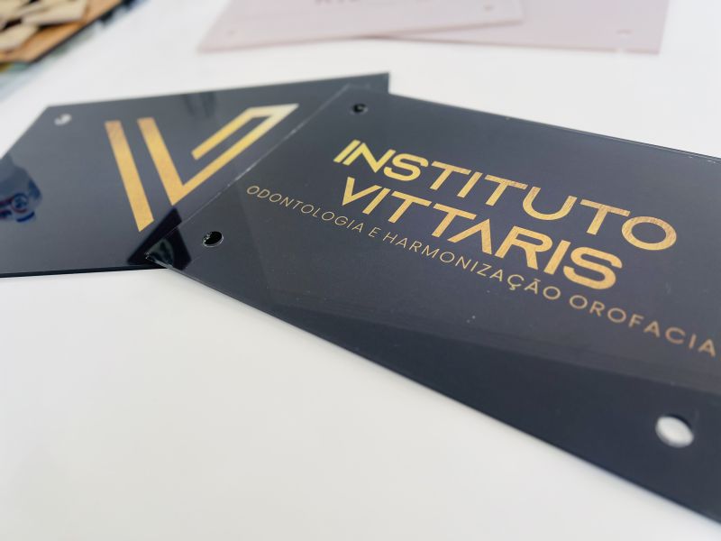 Painel Azul com Logo Dourado | Placas Personalizadas 2