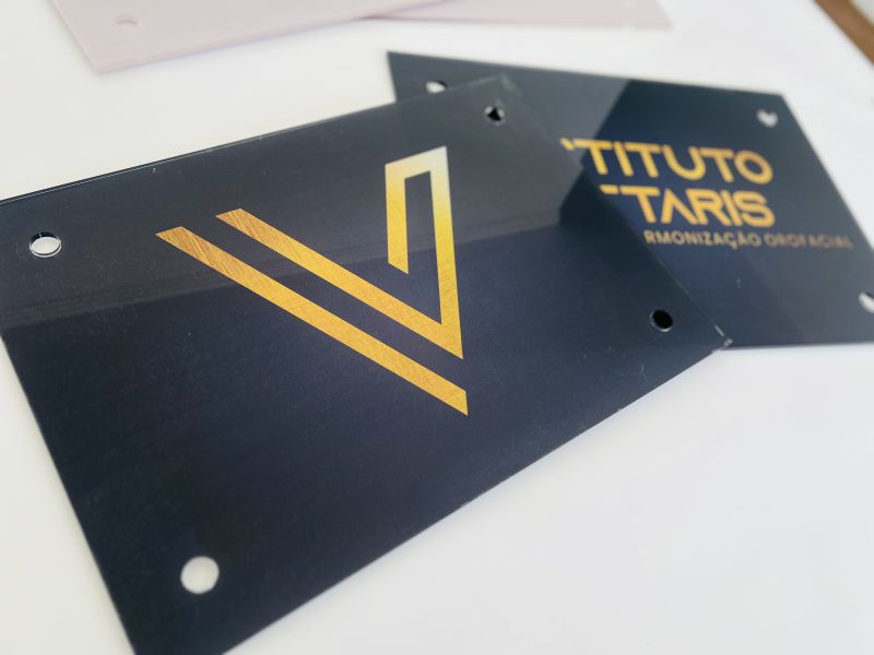 Painel Azul com Logo Dourado | Placas Personalizadas 3