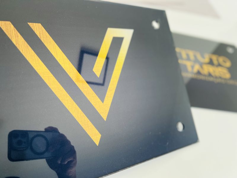 Painel Azul com Logo Dourado | Placas Personalizadas 5