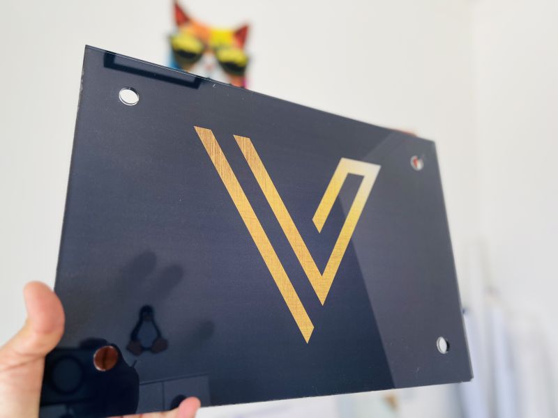 Painel Azul com Logo Dourado | Placas Personalizadas 6