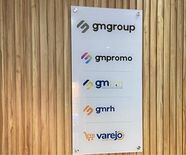 Painel com Vários Logos sobre Madeira | Placas Personalizadas