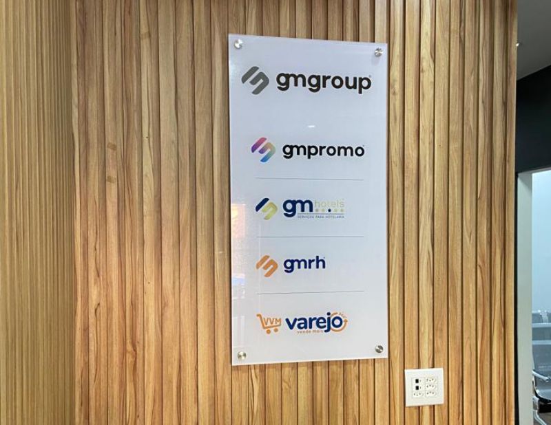 Painel com Vários Logos sobre Madeira | Placas Personalizadas 1