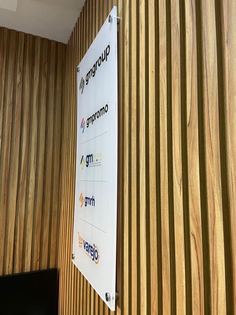 Painel com Vários Logos sobre Madeira | Placas Personalizadas 3