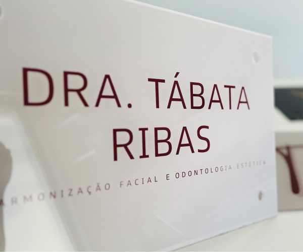 Painel de Acrílico Rosa Clínica | Placas Personalizadas