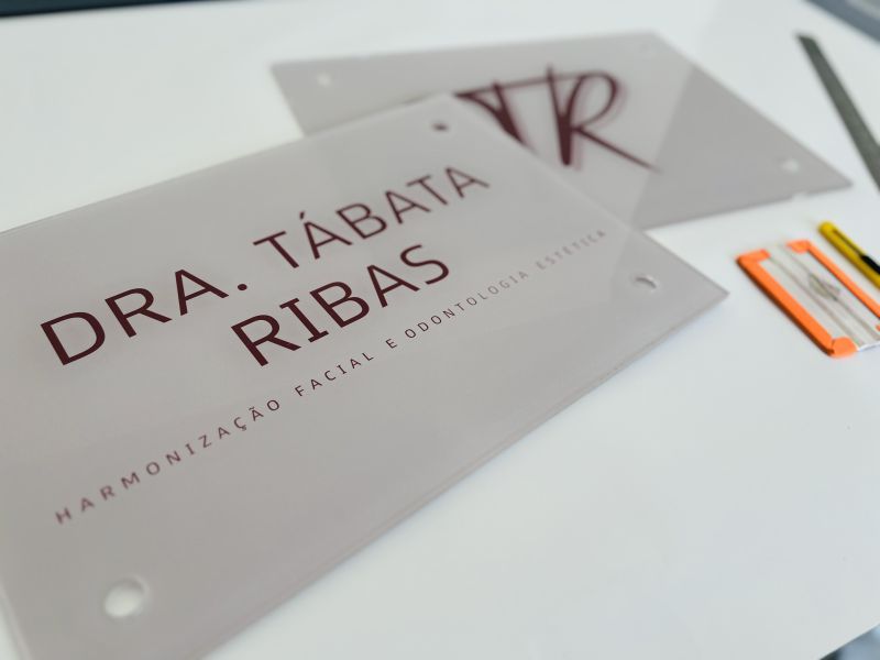 Painel de Acrílico Rosa Clínica | Placas Personalizadas 3