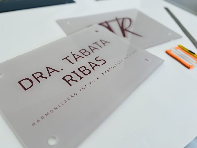 Painel de Acrílico Rosa Clínica | Placas Personalizadas 5