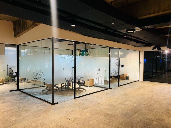 Adesivo Jateado para Vidro, Alphaville Baruerí Exemplo 3 | Cipriani Comunicação Visual