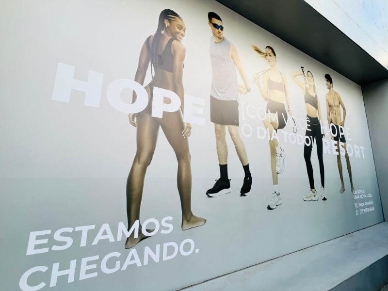 Envelopamento de Tapume, Alphaville Baruerí Exemplo 3 | Cipriani Comunicação Visual