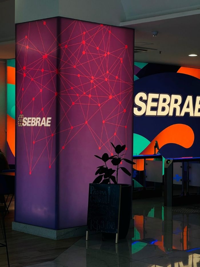 Fazem a troca da lona no local? | Alphaville Barueri | Cipriani Comunicação Visual