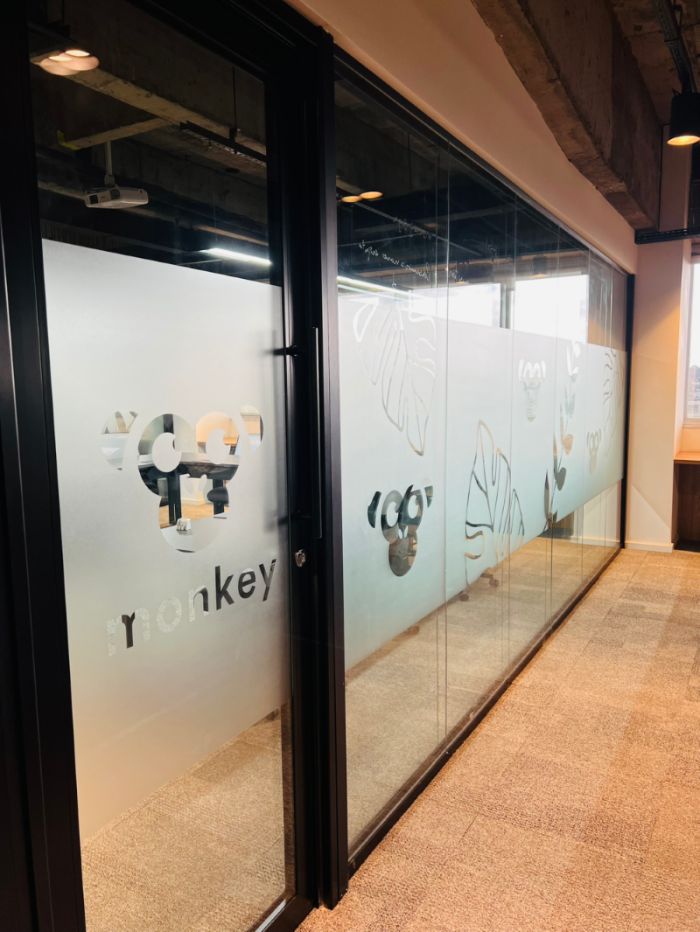 Adesivo Jateado para Escritórios em Atibaia Exemplo 2 | Cipriani Comunicação Visual