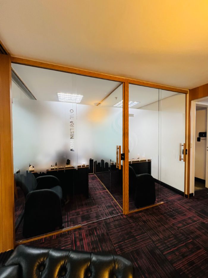 Adesivo Jateado para Vidro em Campinas Slide 1 | Cipriani Comunicação Visual