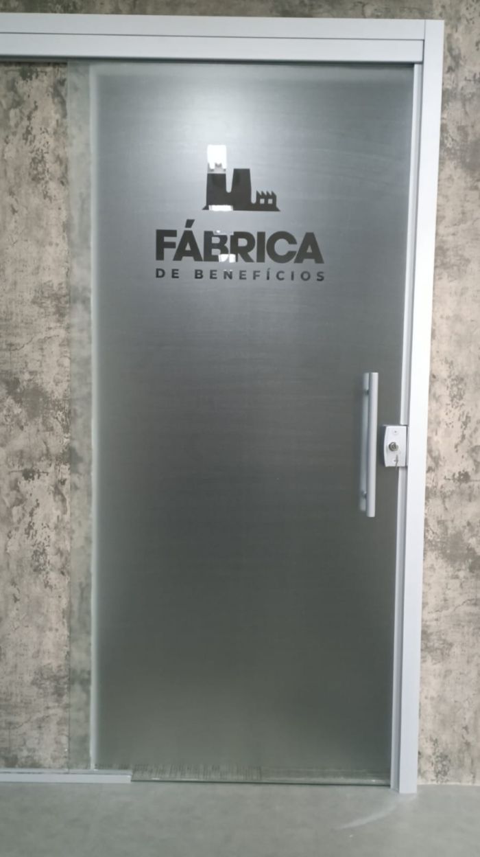 Adesivo para Porta em Campinas Exemplo 2 | Cipriani Comunicação Visual