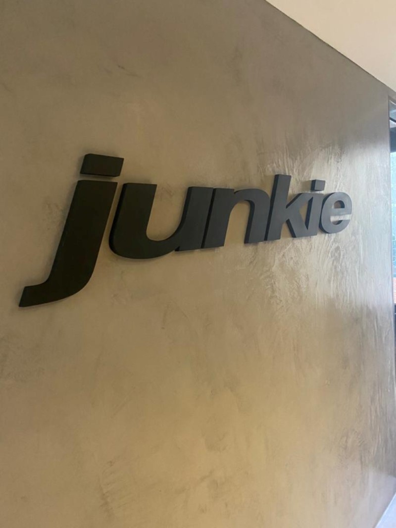 Logo com Relevo em Jundiaí Slide 2 | Cipriani Comunicação Visual