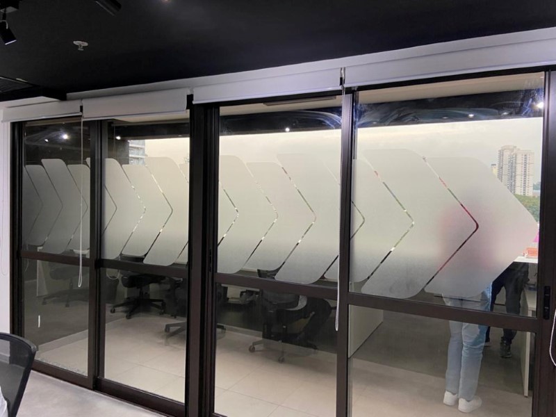 Filtra 99% UV (protege móveis). | São Paulo | Cipriani Comunicação Visual