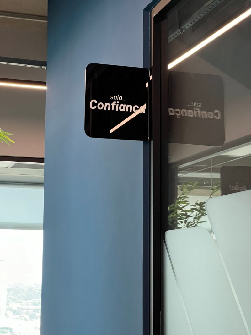 É fixado com fita ou parafuso? | São Paulo | Cipriani Comunicação Visual