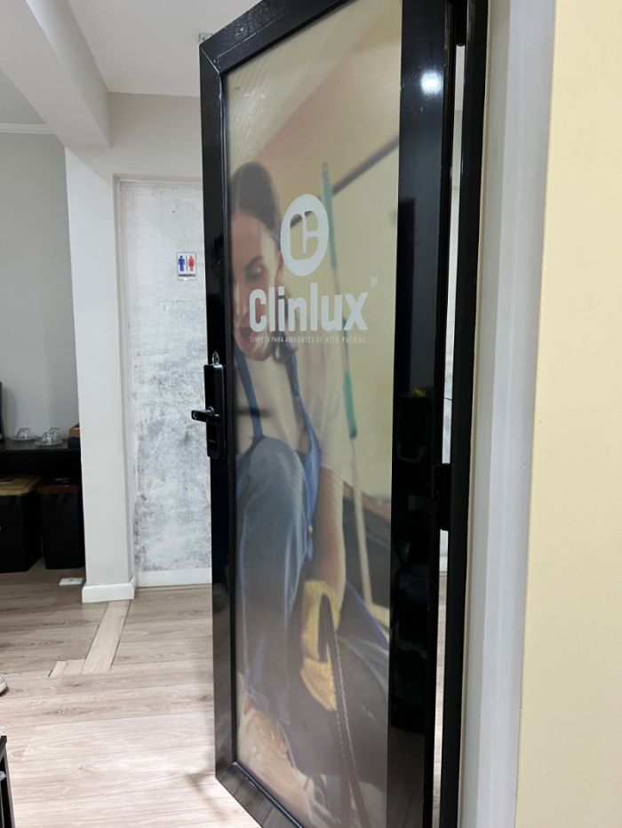 Adesivo para Porta em Valinhos Exemplo 4 | Cipriani Comunicação Visual