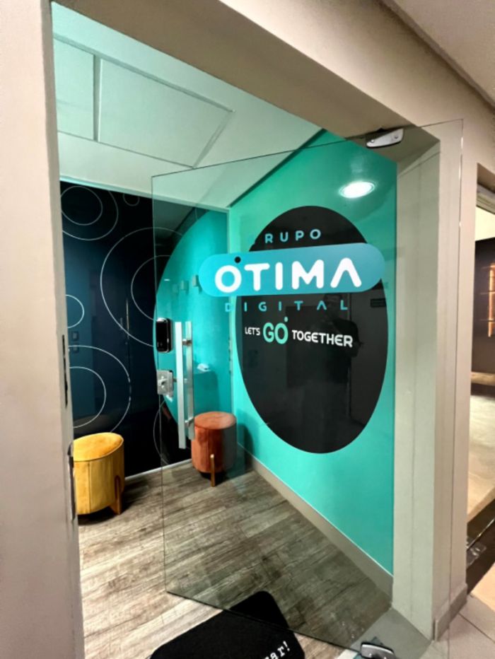 Adesivo para Porta, Zona Leste SP Exemplo 2 | Cipriani Comunicação Visual