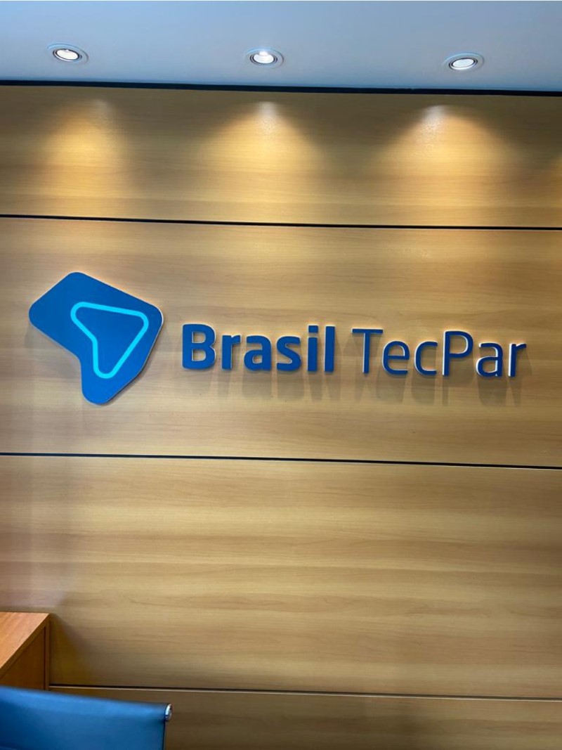 Sim, instalamos em painéis ripadosirregulares. | Zona Norte SP | Cipriani Comunicação Visual