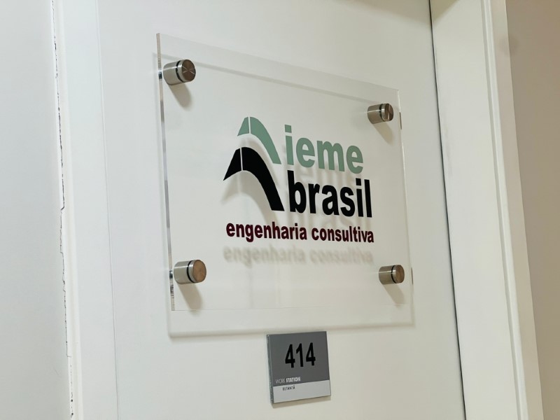 Opaco com o tempo se for de má qualidade (usamos Cast). | Zona Norte SP | Cipriani Comunicação Visual