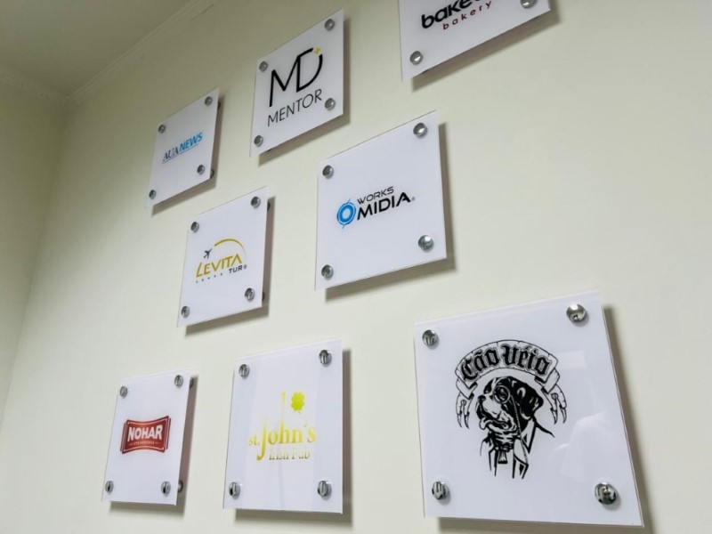 Opaco com o tempo se for de má qualidade (usamos Cast). | Zona Oeste SP | Cipriani Comunicação Visual